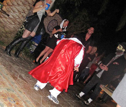 На вечеринке было немало девушек, так что ни Мел, ни Дэвид, расставшиеся со своими половинками, на празднике не скучали. Фото: Radaronline.com