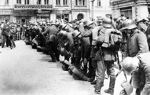 Немецкие оккупанты за ранение германского солдата расстреливали десять первых попавшихся жителей Киева и артиллерийским огнём уничтожали целое село за убитого в нём немца