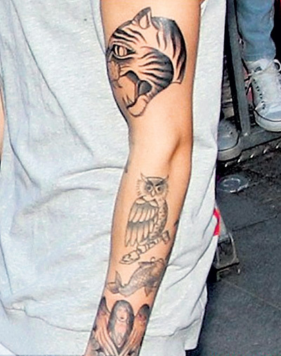 На левой руке Джастина к сове прибавились изображения японского карпа, ангела и тигра