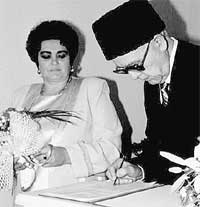 НЕРАВНЫЙ БРАК: во Дворце бракосочетания надолго запомнили необычную пару