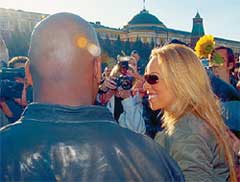 ПОП-ЗВЕЗДА: ослеплена сиянием звезд кремлевских