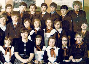 РОМКА - ПИОНЕР (третий справа в верхнем ряду): возмужав, скоммуниздил пол-России