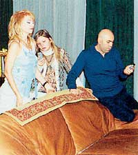 ГОЛОСОВАНИЕ: Иосиф, Валерия и ее дочка Аня посылают SMS-сообщения на передачу «Золотой граммофон» в пользу Стаса Пьехи