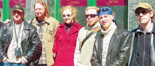 «НЕПРИКАСАЕМЫЕ»: снялись на память у злосчастной гостиницы