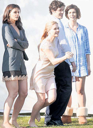 Кэти (в тёмном), Анна (бежит) и Адам уверены, что в таком виде они выглядят очень романтично