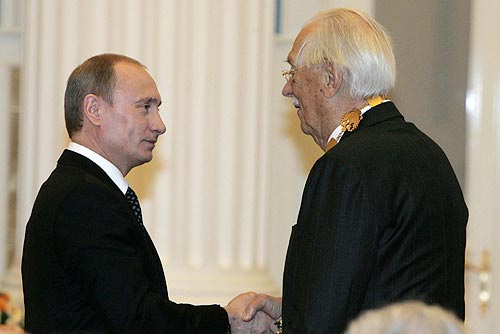 Владимир Путин вручает Сергею Михалкову орден св. Андрея Первозванного. Фото: kremlin.ru