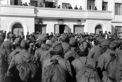 Тувинский эскадрон провожают на фронт. Кызыл, 1943. wikipedia