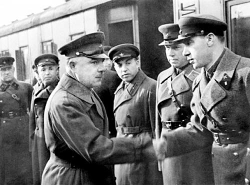 Нарком обороны СССР Клим Ворошилов пожимает руку легендарному диверсанту Илье Старинову, вернувшемуся из Испании. Подвиги на Великой Отечественной еще впереди. wikipedia