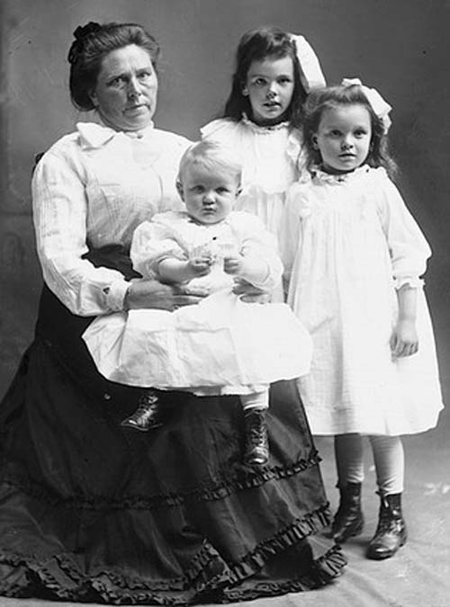 Белль Ганес с детьми (1908). Wikipedia