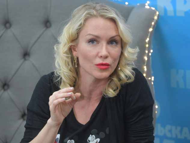 Известный юрист Екатерина Гордон заявила, что ситуация с похищением ребенка у Миланы Кержаковой ее супругом, известным футболистом Александром Кержаковым напоминает сценарий, который случился несколько лет назад. Тогда Кержаков буквально забрал ребенка у бывшей жены Екатерины Сафроновой, обвинив ее в том, что она наркоманка.