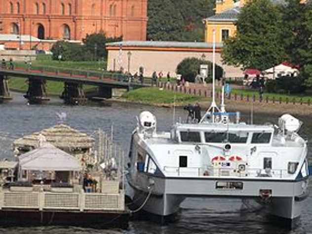 Спасатели рассказали, что девять из десяти погибших на катамаране в Волгограде находились внутри судна. Люди просто не успели среагировать и выбраться наружу, так как после столкновения с баржами катамаран резко пошел на дно.