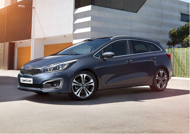 Kia Seed SW. Одним из бюджетных и вместительных вариантов можно назвать Kia Seed SW. На самом деле данный универсал имеет достаточно молодежный дизайн, поэтому подойдет довольно широкой аудитории. Багажник на 528 литров явно порадует любителей загородного отдыха. С учетом различных скидок и предложений стартовая цена на универсал – 814 тысяч рублей. За бюджетную версию с «автоматом» придется отдать почти на 100 тысяч больше. Фото: Kia