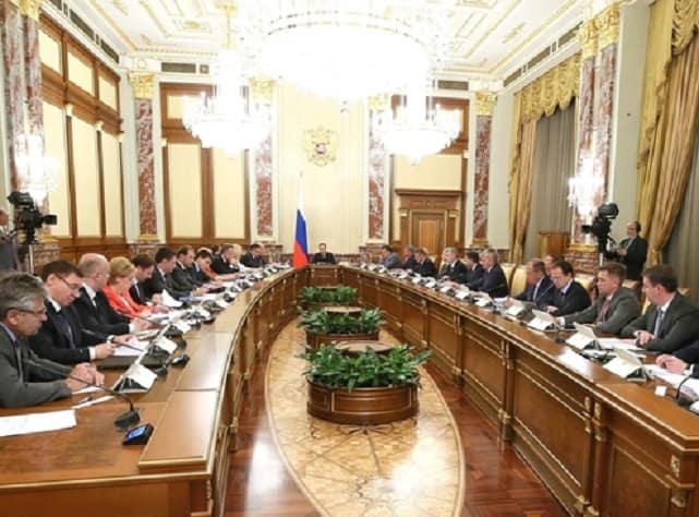 Медведев пообещал переход на электронные книжки в 2020 году