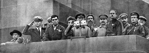Николай Каманин (второй справа)на трибуне Мавзолея, летчик-герой, вывезший со льдины 34 челюскинца, 1934 г. Фото: wikimedia.org