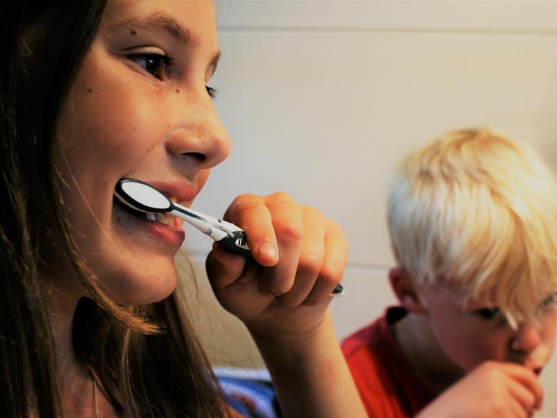 brush-teeth-g4f1145df7_1920