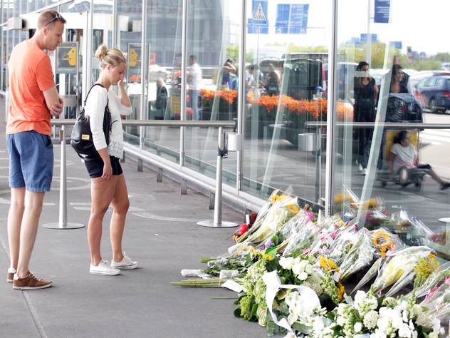 Мемориал рейса MH17 в аэропорту Амстердама. Мемориал рейса MH17 в аэропорту Амстердама.