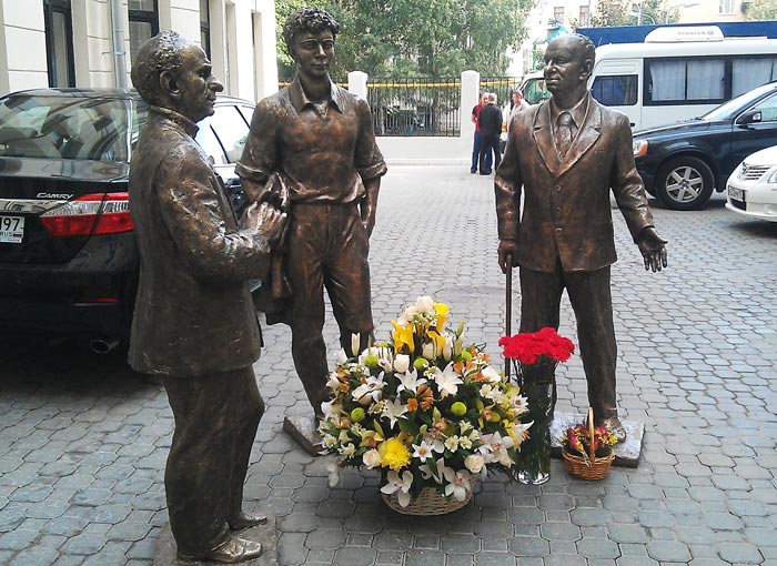 Памятник в Москве, на улице Чаплыгина, во дворе театра «Табакерка». Слева направо изображены: Александр Володин, Александр Вампилов, Виктор Розов. Скульптор А.С. Чаркин, архитектор И.И. Саутов. Источник: wikipedia.org. Фото: Bogdanov-62