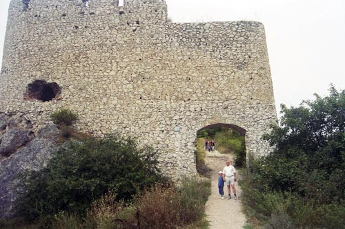 Въездные ворота Чахтицкого замка в 2006 году. Источник: wikimedia.org. Автор Станислав Дороненко