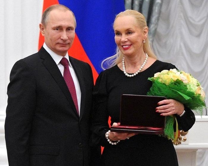 Нинель Кобзон с Владимиром Путиным на присвоении ей звания «Заслуженный работник культуры России». 2015 год. Источник: wikimedia.org