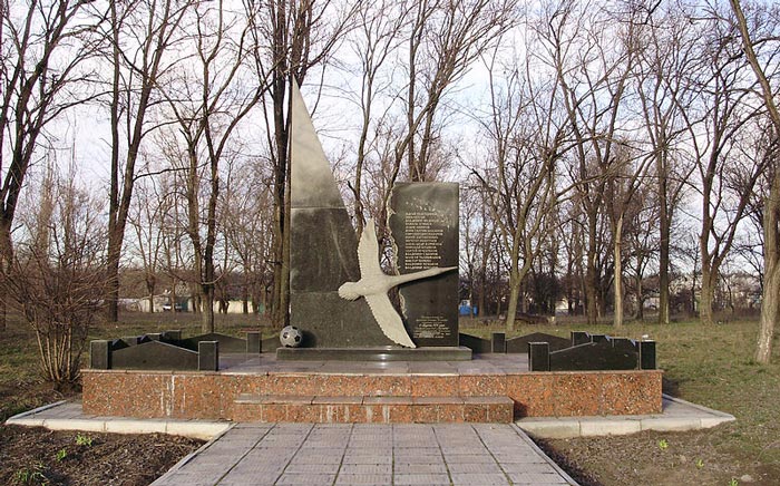 Памятник футбольной команде «Пахтакор», погибшей в авиакатастрофе 11 августа 1979 года. Улица Шевченко, пгт Куриловка, Петриковский район, Днепропетровская область. Источник wikimedia.org