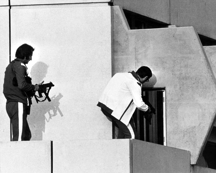 Один из террористов и израильский спортсмен, 1972