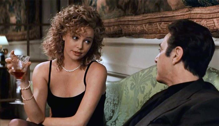 Шарлиз Терон в фильме «Адвокат дьявола», 1997 г.