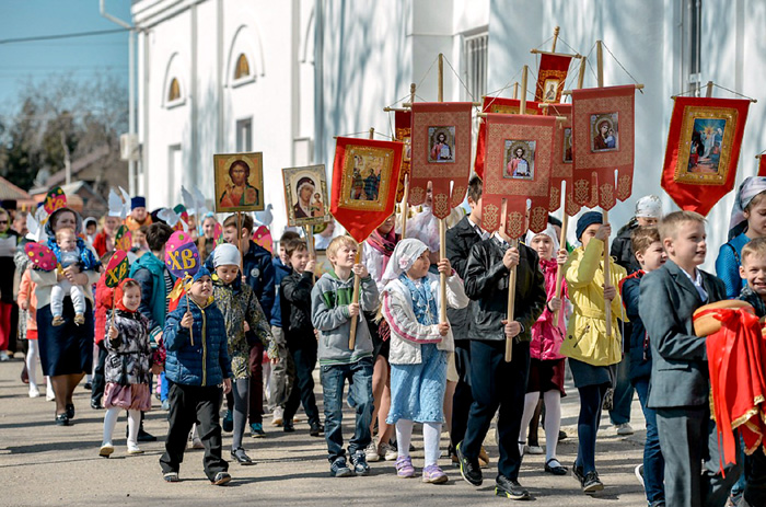 Наших либералов в прямом смысле бесит практически все, что сплачивает русский народ. Их буквально корежит от просветленных лиц в православных храмах, от восторженных криков болельщиков, радующихся победам нашей сборной, и от непередаваемой энергетики «Бессмертного полка». Но пока мы едины - мы непобедимы!