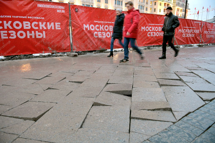 То и дело ломающаяся тротуарная плитка, которую можно бесконечно менять