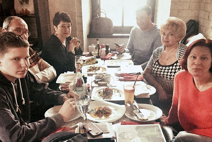 Семейный обед: Даня (сын Макса и Виктории), Эммануил Гедеонович, Ирина, Максим, Людмила Нарусова, Верберг