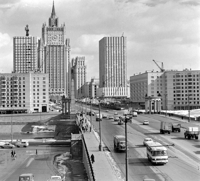 Он принял Москву с кривыми избушками, а оставил с красавицами высотками