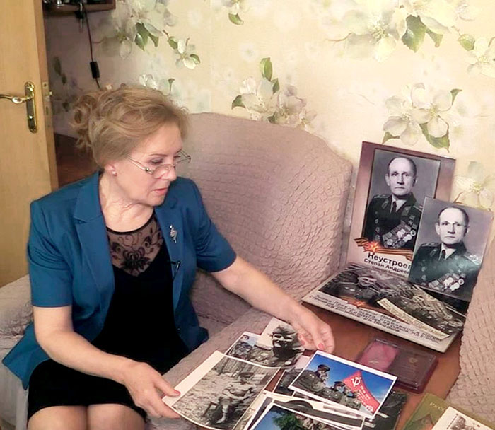 Татьяна Степановна бережно хранит отцовские фотографии