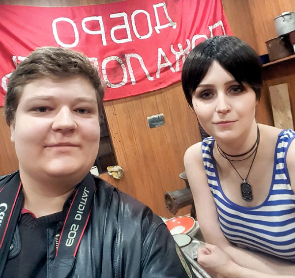 Постоянной девушки у сына актера Володи пока нет, поэтому он изредка выкладывает в соцсети селфи с понравившимися красотками на сходках игроманов