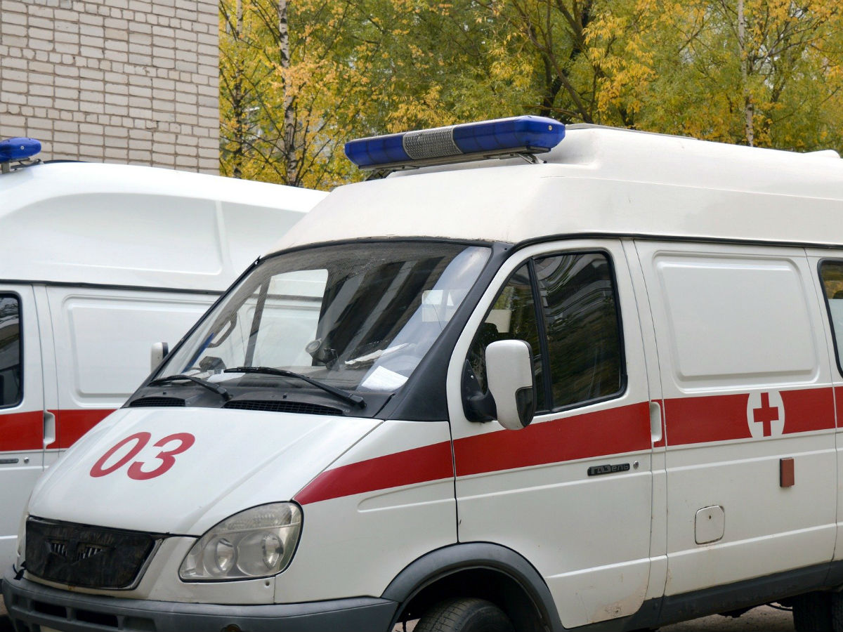 скорая помощь В Москве мужчину дважды ранили из пистолета