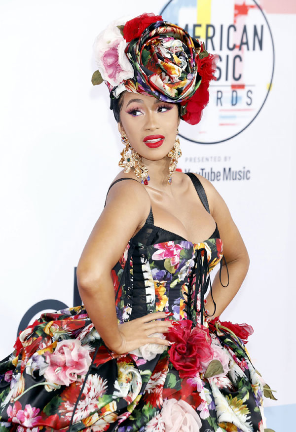 Cardi B за время церемонии сменила пять нарядов