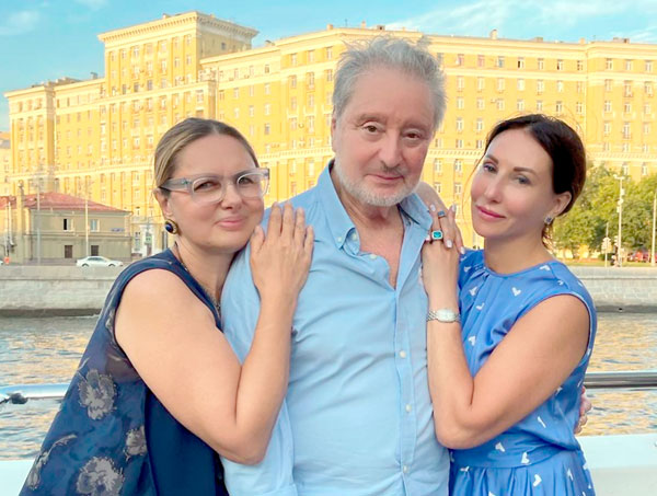 Вениамин Борисович и его любимые женщины - жена Галина и дочь Алика. Июль, 2021 г.