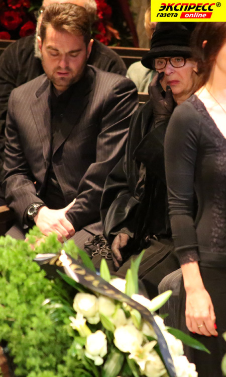 ВДОВА ЮРИЯ ЛЮБИМОВА КАТАЛИН С СЫНОМ ПЕТРОМ