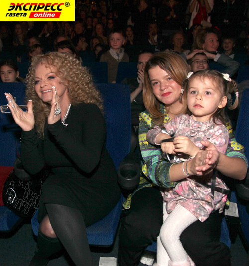 ЛАРИСА ДОЛИНА С ДОЧЕРЬЮ ЛИНОЙ И ВНУЧКОЙ САШЕЙ
