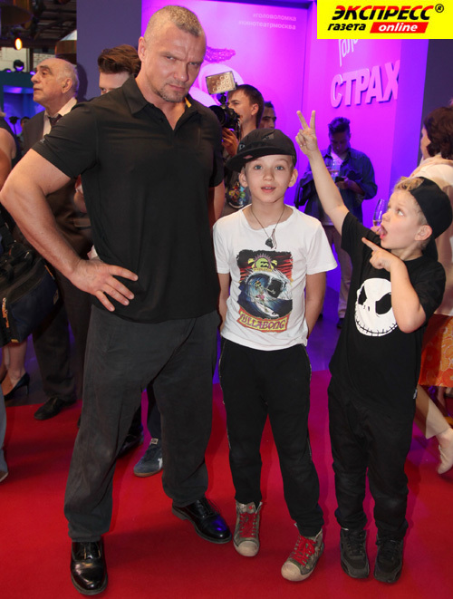 ВЛАДИМИР ЕПИФАНЦЕВ С СЫНОВЬЯМИ ГОРДЕЕМ И ОРФЕЕМ