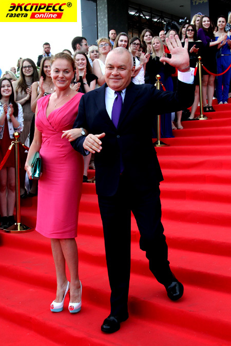 ДМИТРИЙ КИСИЛЁВ  С ЖЕНОЙ