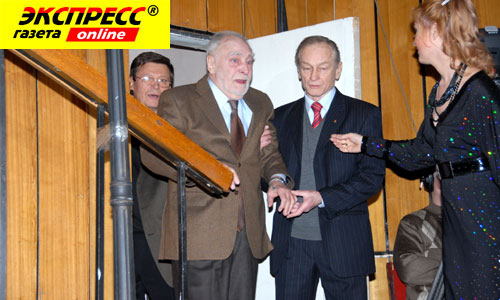 ПОДДЕРЖКА ДРУГА: Михаил Ножкин проводил коллегу в зал