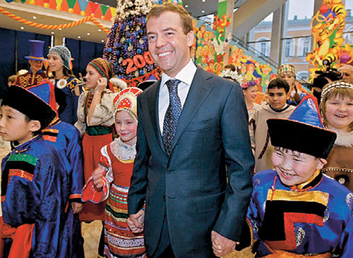 Дмитрий МЕДВЕДЕВ с удовольствием водит с детьми хороводы вокруг главной ёлки страны (фото РИА Новости)