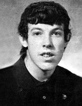 Чтобы обуздать непослушные кудряшки, Андрюше приходилось спать в плавательной шапочке