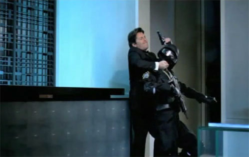 Томас АНДЕРС сворачивает шею охраннику (кадр из клипа «Stay with me»)