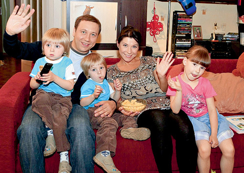 ДРОНОВ и ВОЛКОВА со своими киношными детьми: близнецами ВОРОБЬЕВЫМИ и Машей ИЛЬЮХИНОЙ