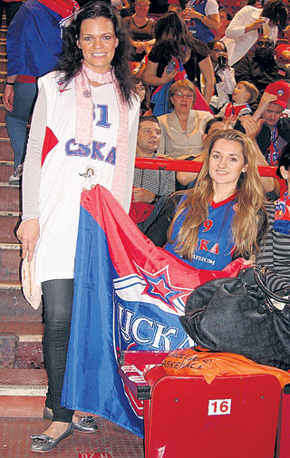 3)	Жена Виктора ХРЯПЫ Катя (слева) одобрила решение своего мужа (фото Сергея ДАДЫГИНА). 