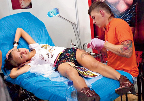 По мнению психологов, разрисованное тело для человека - что хвост для павлина. Таким образом он подсознательно пытается привлечь как можно больше особей противоположного пола