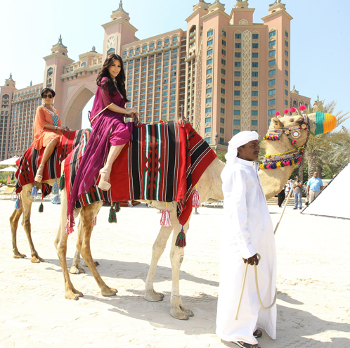 Звёзды с их высоченными каблуками кое-как вскарабкались на верблюдов... Фото: Splash/All Over Press.