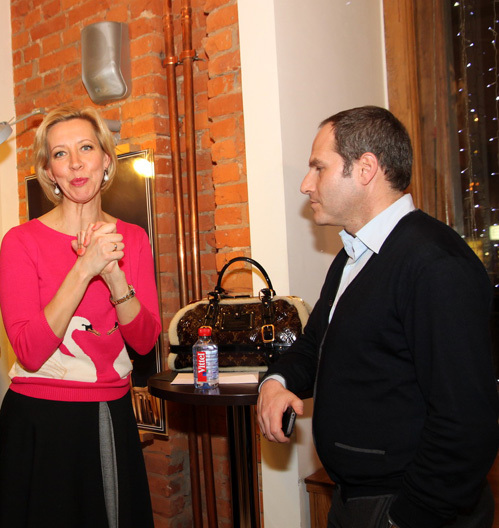 Но, увидев фотографов, снова разулыбались