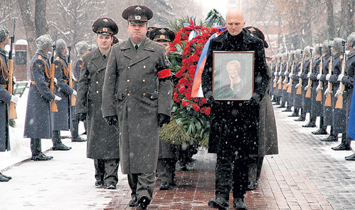 В последний путь артистку проводили с воинскими почестями