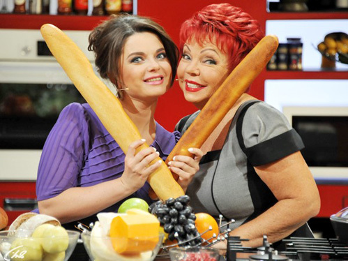 Наташа КОРОЛЕВА и Людмила ПОРЫВАЙ не сумели заинтересовать публику своим шоу =Время обедать= (фото РИА =Новости=)